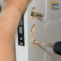 Pose accessoires porte intérieure